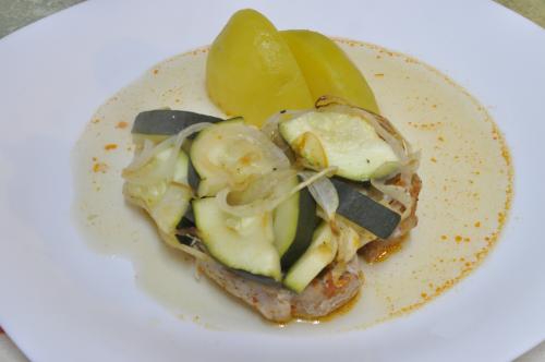 Jak uvařit vepřové kotlety s cuketou v alobalu ? Snadné recept, připravený za 30 - 45 minut